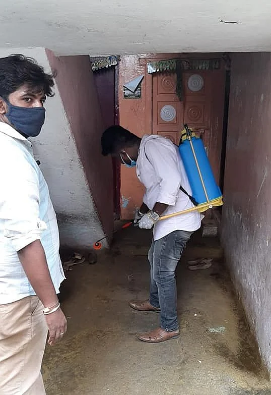 கிருமி நாசனி தெளிக்கும் விஜய் ரசிகர்கள்