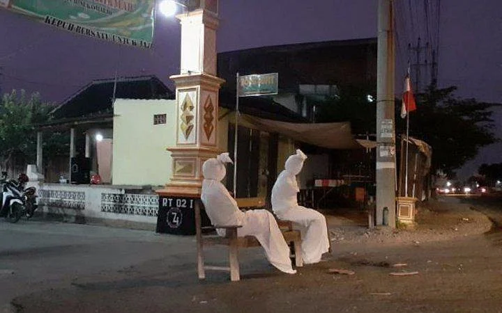 போகாங் பேய்போல் வேடமணிந்தவர்கள்