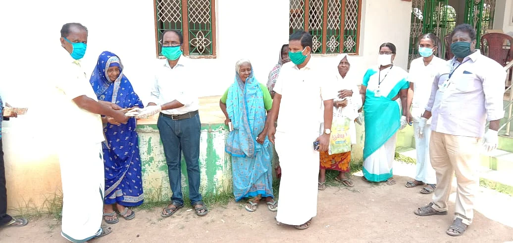 `பெத்த புள்ளையாட்டம் கவனிச்சுகிறாங்க!' - வீட்டுக்கே சென்று சிகிச்சை அளிக்கும் அரசு மருத்துவர்கள்