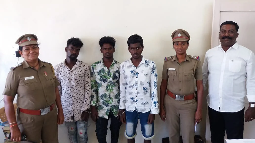 கைதானவர்களுடன் போலீஸார்
