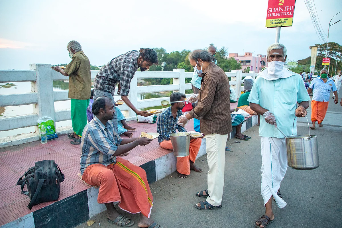 காவிரிப் பாலத்தில் உணவுக்காக காத்திருப்பவர்கள்