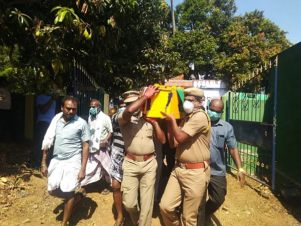தூக்கிச் செல்லப்பட்ட உதயகுமாரின் உடல்
