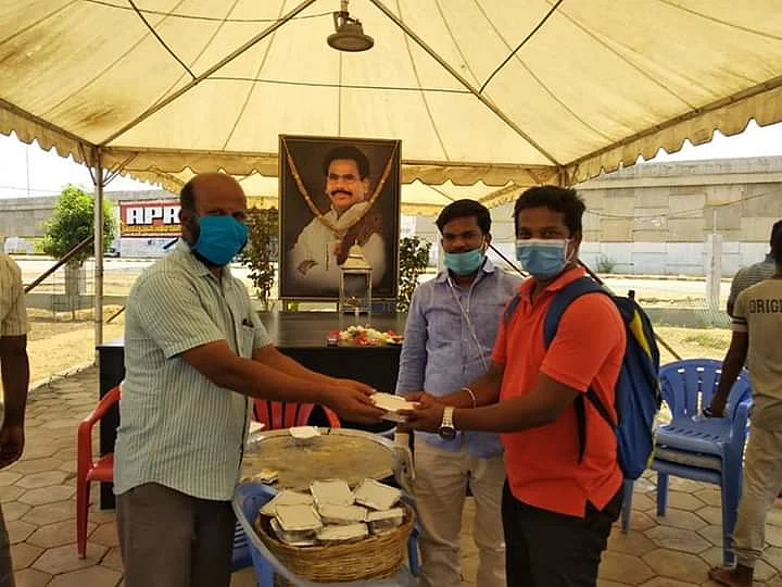 சசிகலா கணவர் நினைவிடத்தில்