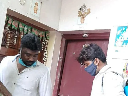 `20 கிருமி நாசினி இயந்திரங்கள்; மளிகைப் பொருள்கள்!' -தூய்மைப் பணியாளர்களை நெகிழவைத்த விஜய் ரசிகர்கள்