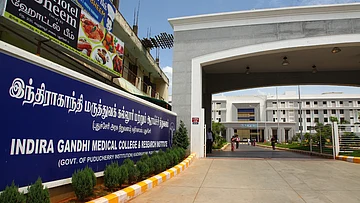 கொரோனா அச்சம்; பணிக்கு வராத மருத்துவ ஊழியர்கள்!' -54 பேரை டிஸ்மிஸ் செய்த புதுச்சேரி கலெக்டர்| puducherry collector dismissed 54 medical staffs who didn't came for work because ...