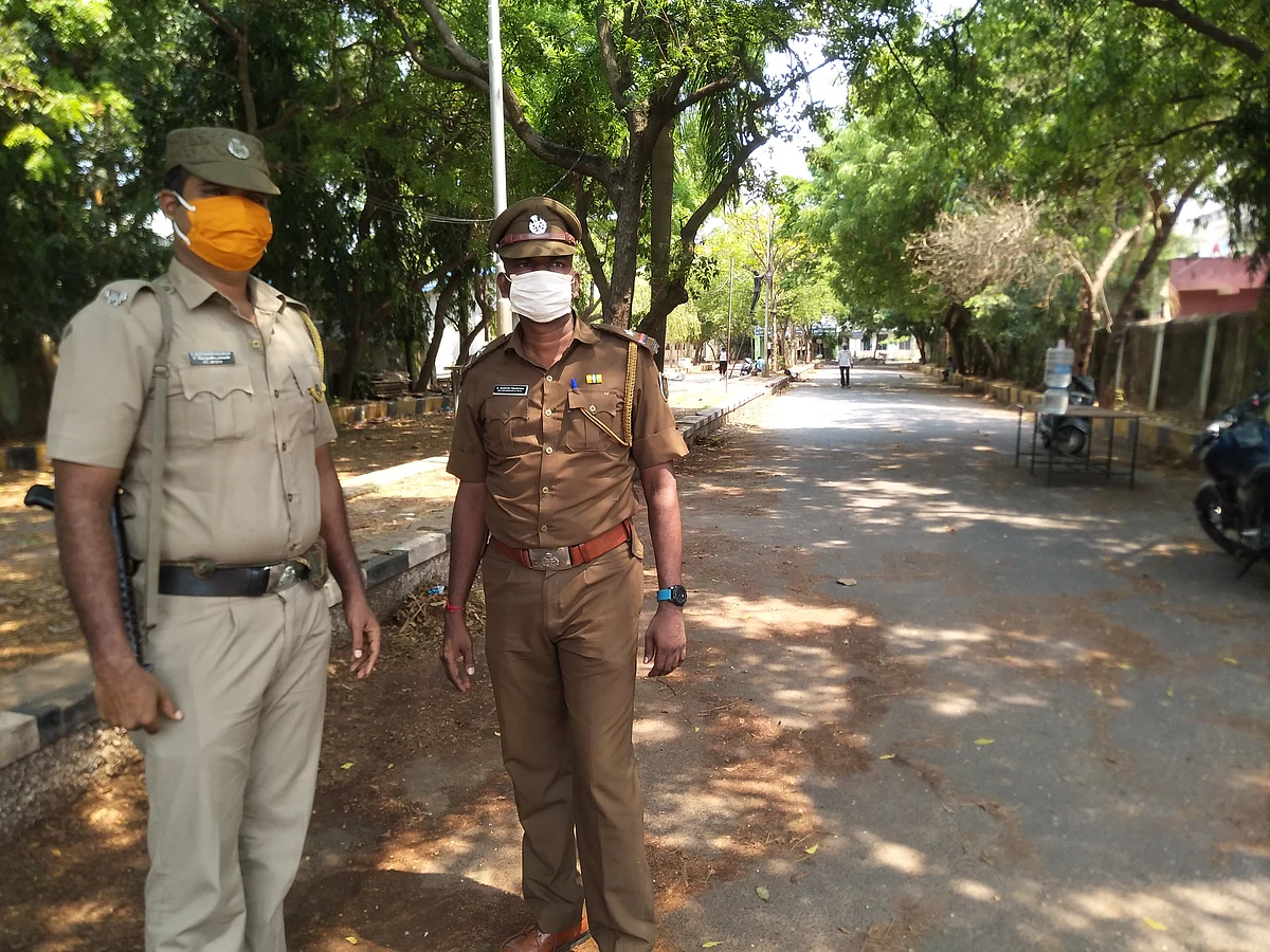 கல்லூரி வளாகத்தில் பாதுகாப்புப் பணியில் ஈடுபட்டிருக்கும் போலீஸார்