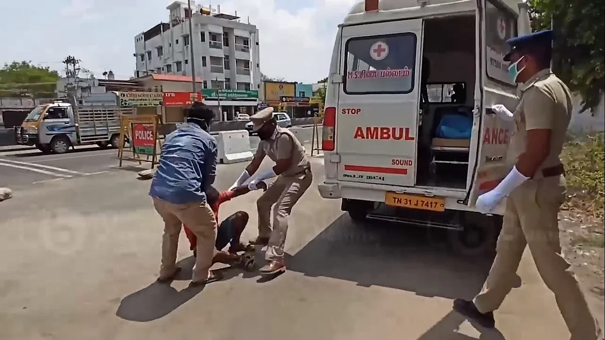 இளைஞர்களை ஆம்புலன்ஸில் ஏற்றும் போலீஸார்