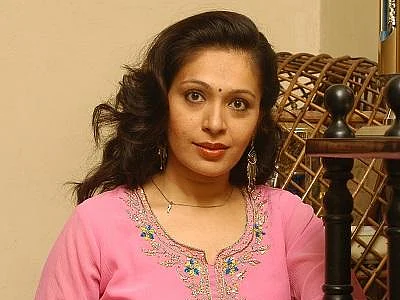 `பெரியப்பா இறந்துட்டார்; அவருக்கு அஞ்சலி செலுத்தக்கூட போக முடியலை!' - நடிகை ரூபினி ஆதங்கம்
