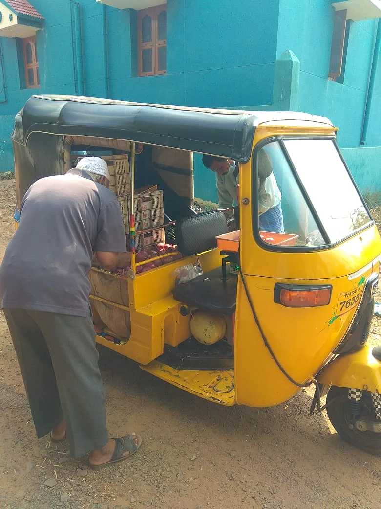 ஆட்டோவில் வெங்காய வியாபாரம்