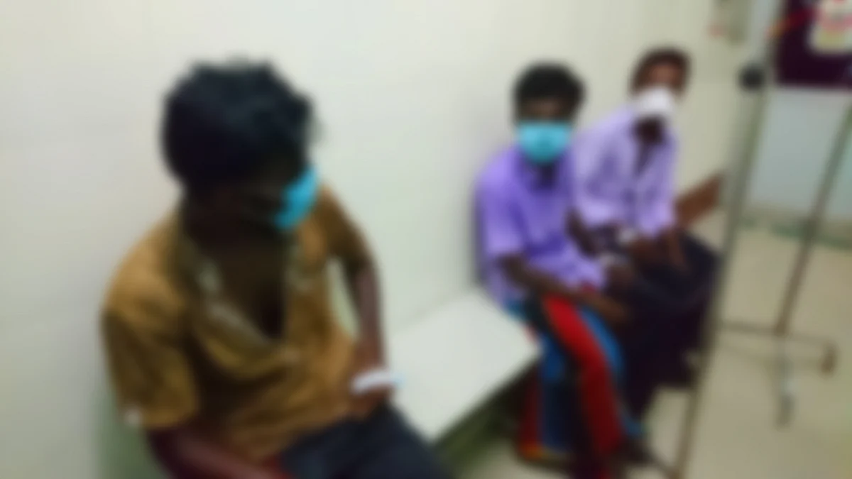 மருத்துவமனையில் இளைஞர்கள்