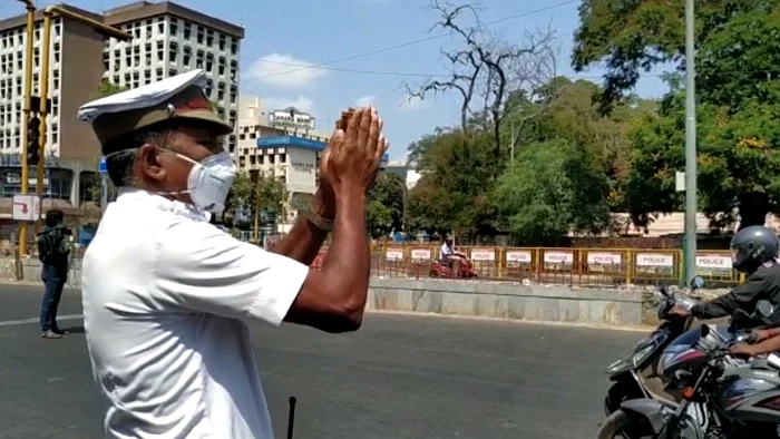 வாகன ஓட்டிகளிடம் கெஞ்சிய போலீஸ் எஸ்.எஸ்.ஐ ரஷீத்