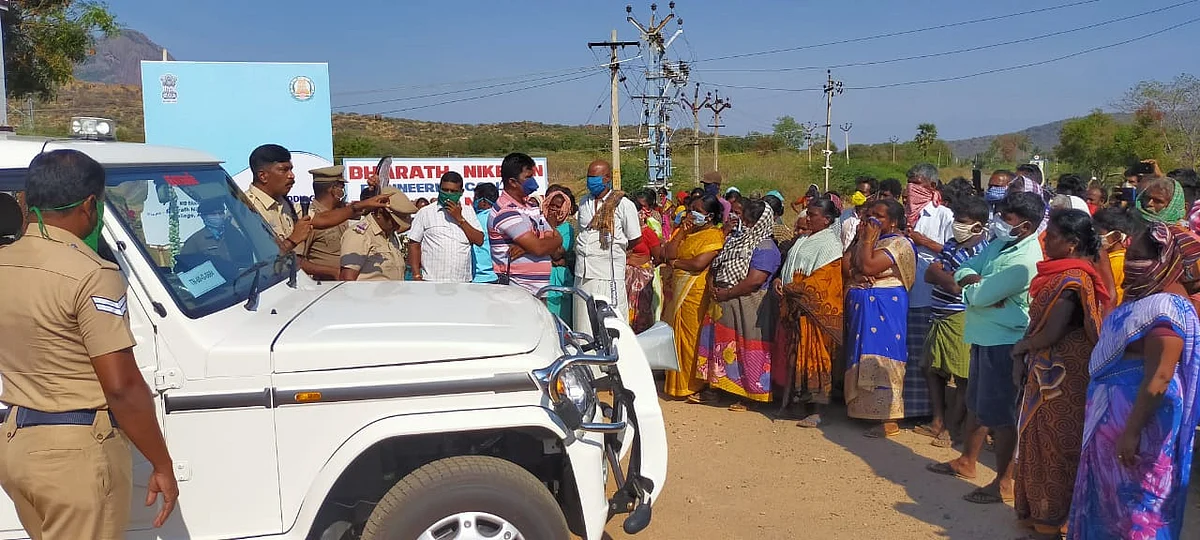 கல்லூரி வாசலில் கிராம மக்கள்