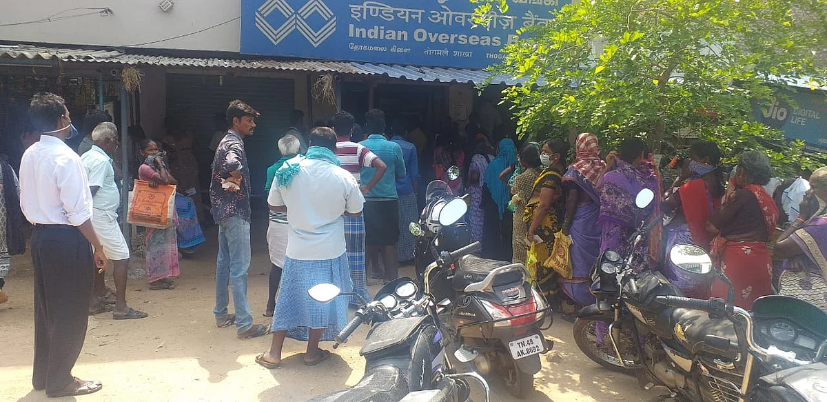 வங்கி முன்பு திரண்ட மக்கள்