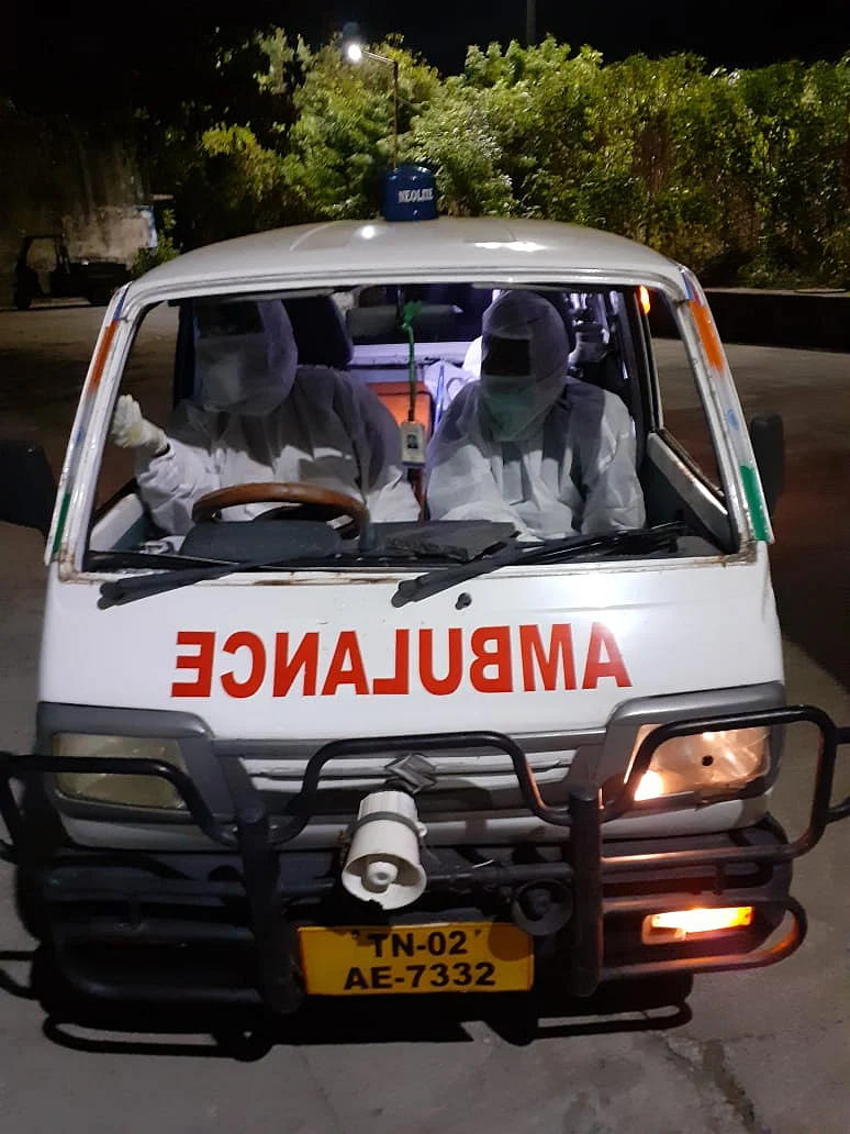 சேதப்படுத்தப்பட்ட ஆம்புலன்ஸ்