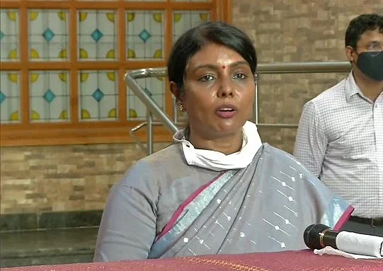 பிரஸ் மீட்டில் கேள்வி எழுப்பிய நிருபர்.. மறுநாளே மாஸ்க் அணிந்துவந்த பீலா ராஜேஷ்!