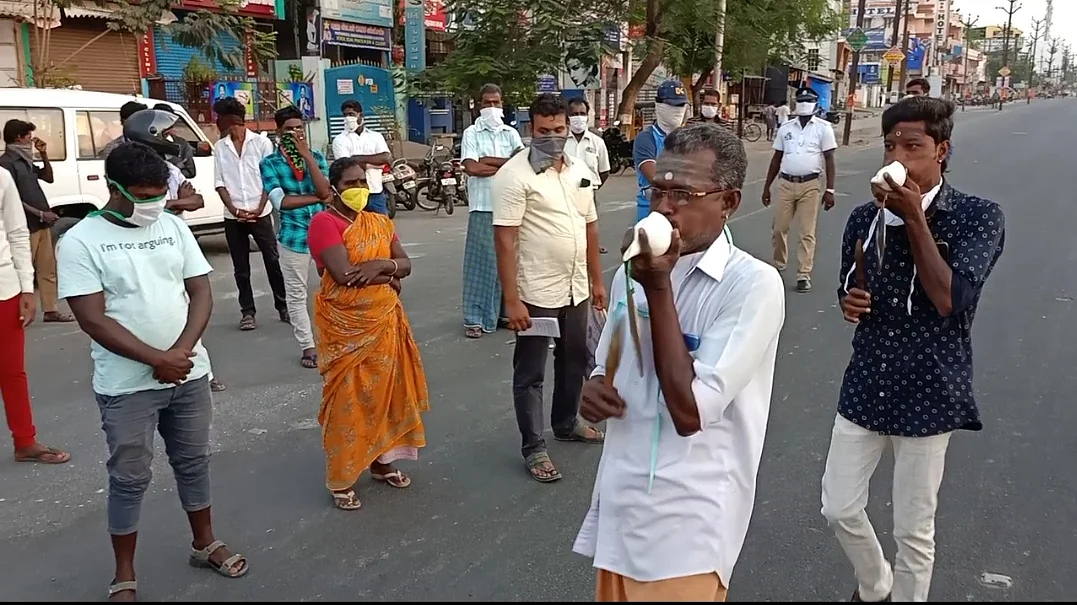 சங்கு ஊதிக் கொண்டும், மேளம் அடித்துக்கொண்டும் வாகன ஓட்டிகளைச் சுற்றி வருகின்றனர்