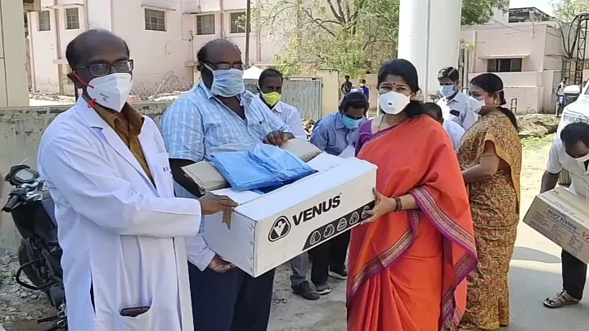 மருத்துவ உபகரணம் வழங்கிய கனிமொழி