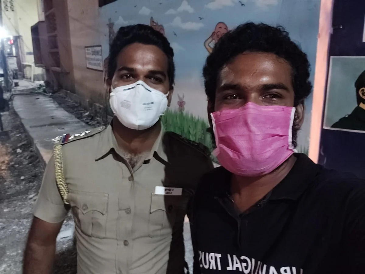 மூதாட்டிக்கு உதவிய போலீஸ்