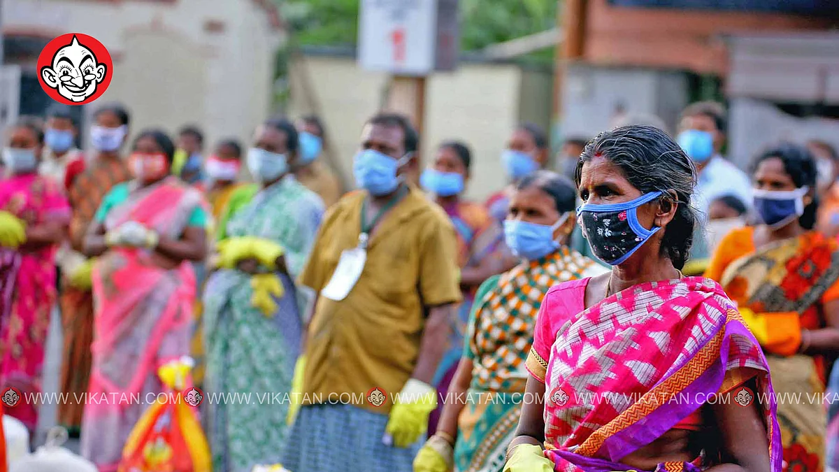 கையுறை மற்றும் முகக்கவசம் அணிந்து நிற்கும் மக்கள்