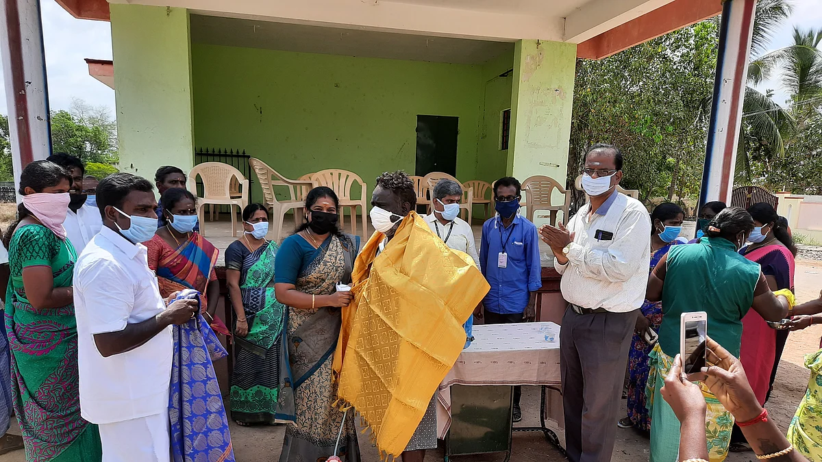 தூய்மை பணியாளர்களுக்கு பாராட்டு