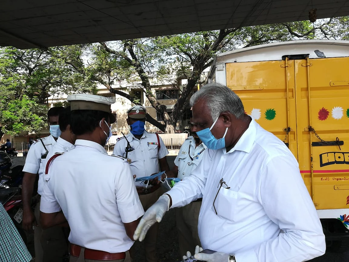 காவல்துறை அதிகாரிகளுக்கு கபசுரக் குடிநீர்