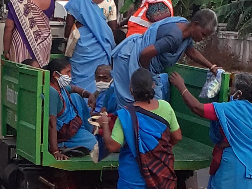 `குறைந்தபட்ச இடைவெளிகூட இல்லை; ஒரே வாகனத்தில் 20 தூய்மைப் பணியாளர்கள்’ - சேலம் மாநகராட்சி சர்ச்சை