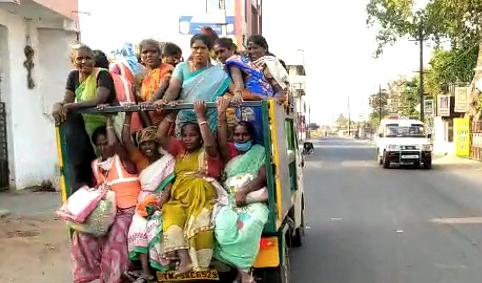 குப்பை வண்டியில் செல்லும் தூய்மைப் பணியாளர்கள்