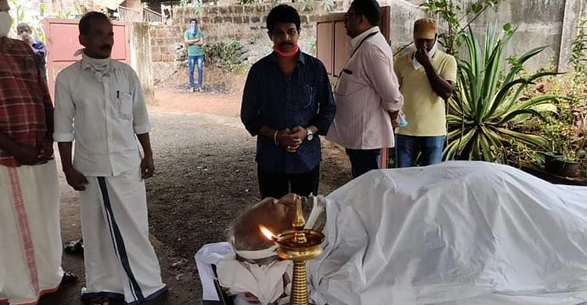 சசி கலிங்காவுக்கு அஞ்சலி செலுத்தும் வினோத்