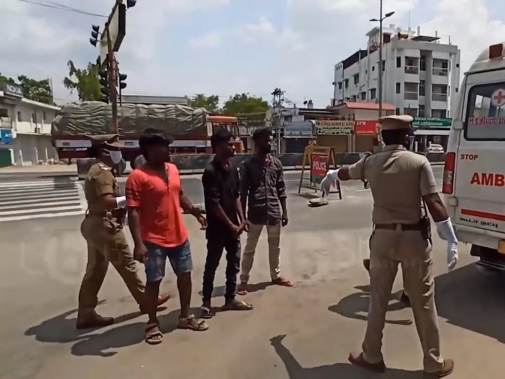 `கொஞ்சம் ஆம்புலன்ஸ்ல ஏறுங்க சார்!' -திருப்பூர் இளைஞர்களைத் திகிலில் ஆழ்த்திய போலீஸார்