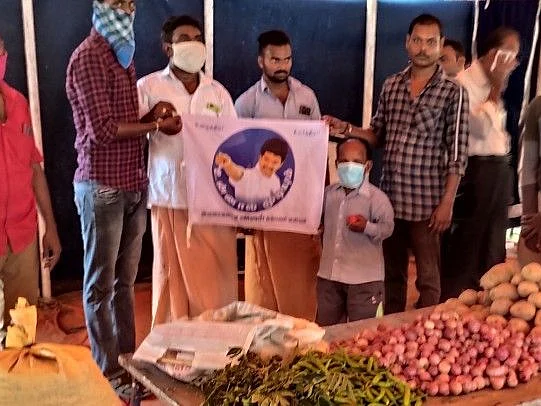 `மக்களை மகிழ்வித்தவர்கள் துயரத்தில் தவிக்கிறாங்க!’ -சர்க்கஸ் குழுவினருக்கு உதவிய விஜய் ரசிகர்கள்
