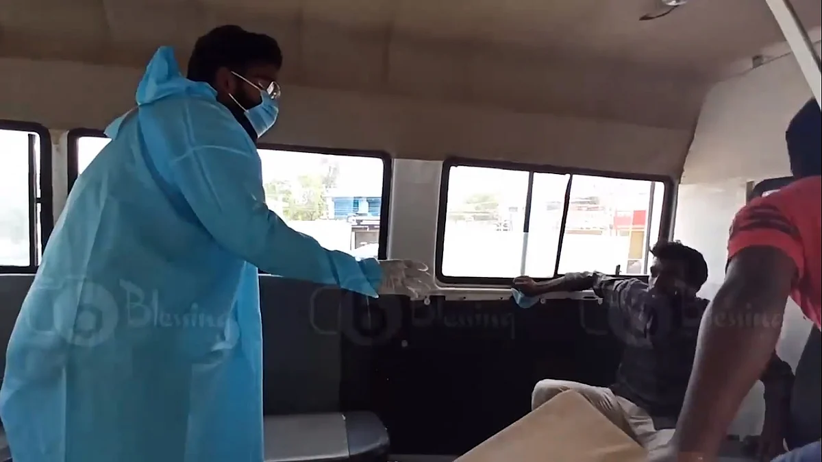 ஆம்புலன்ஸில் அலறி நிற்கும் இளைஞர்கள்