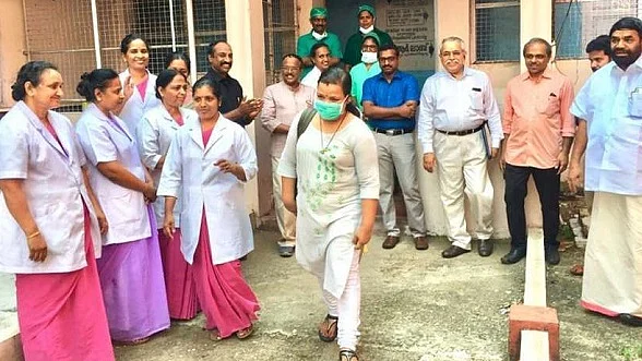 குணமடைந்து வீடு திரும்பும் நர்ஸ் ரேஷ்மா