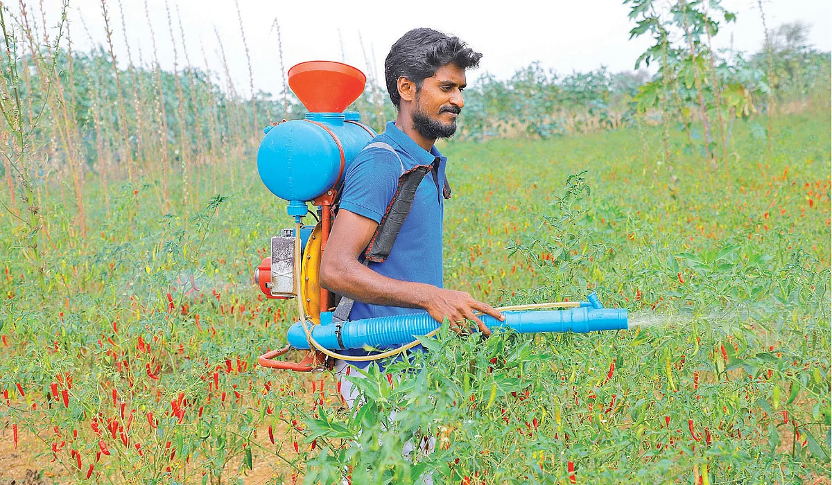 இயற்கை இடுபொருள் தெளிப்பில்...