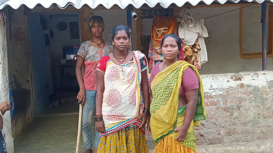 ஊசி, பாசி, பொம்மையெல்லாம் வீணாப்போச்சு... சாப்பாட்டுக்கே திண்டாடுறோம்”-  கலங்கும் நாடோடிகள்! |These tribal people are facing issues during lockdown