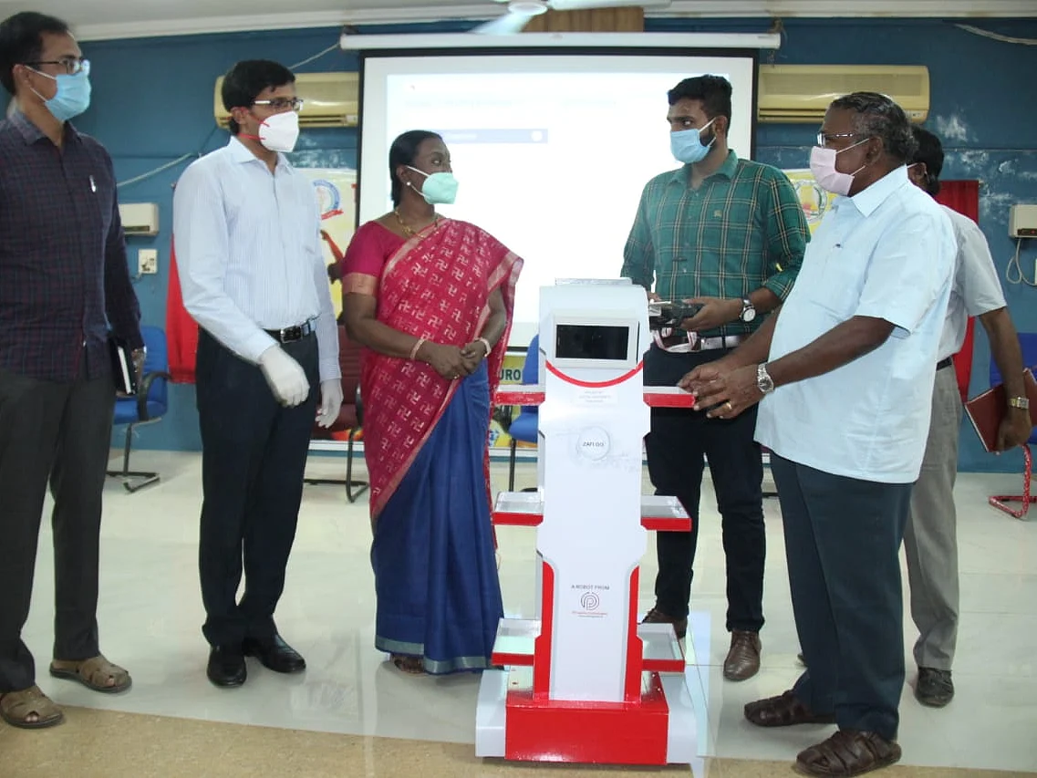 உணவு, மருந்து கொடுக்கும் பணியில் ரோபோ -தஞ்சையில் கொரோனா வார்டுக்காக வழங்கிய தனியார் பல்கலைக்கழகம்