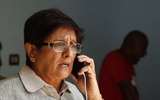 `மகளுக்காக மருத்துவ சீட் வாங்கினாரா கிரண் பேடி? -அமைச்சரின் குற்றச்சாட்டால் அதிர்ந்த ஆளுநர் மாளிகை