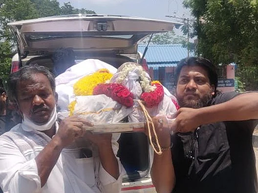 கொரோனாவில் மலர்ந்த மனிதநேயம் -அரசு அதிகாரியின் சடலத்தை தகனம் செய்ய உதவிய த.மு.மு.க-வினர் #Lockdown
