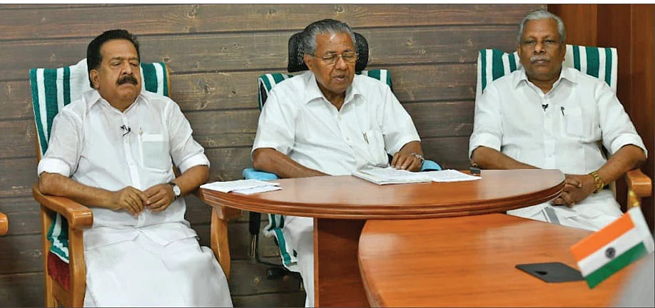 எதிர்க்கட்சித் தலைவர் ரமேஷ் சென்னிதலாவுடன் பினராயி விஜயன்