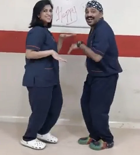 நடனமாடும் டாக்டர்கள்