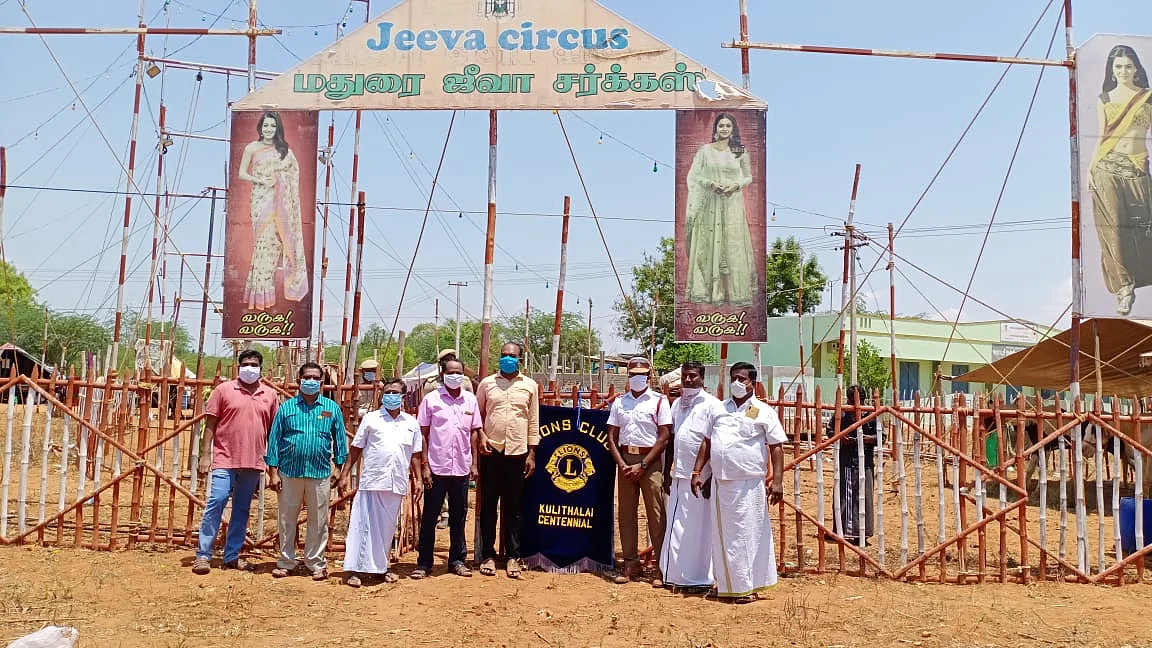 சர்க்கஸ் நடத்தும் மக்கள்