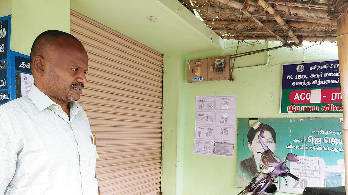 ரேஷன் கடை முன்பு சந்திரசேகர்