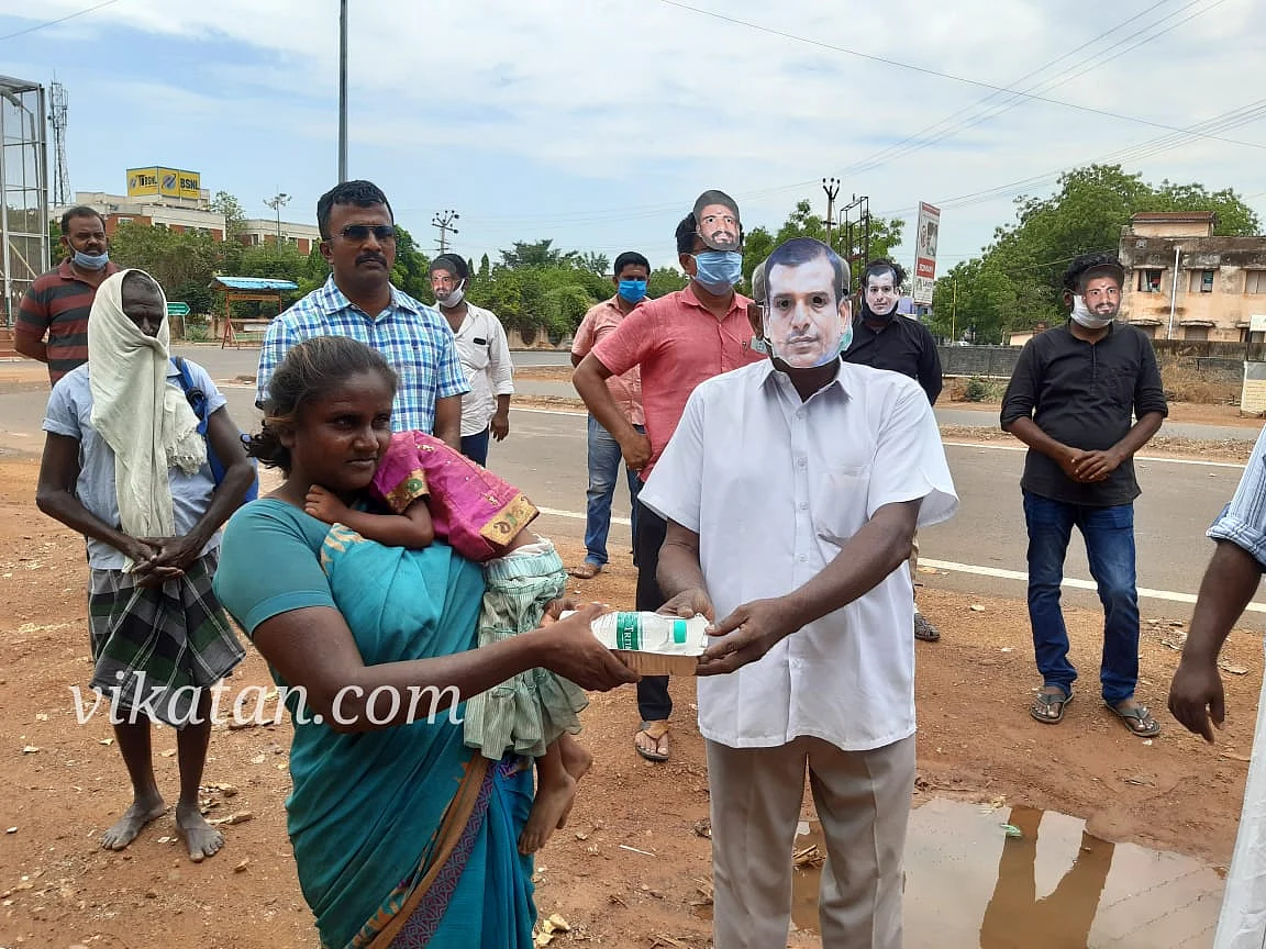 `நண்பர்கள் படம் பொறித்த மாஸ்க்; தினமும் 500 பேருக்கு உணவு!’ - சமூக ஆர்வலர்களை நெகிழ வைத்த ஆட்சியர்