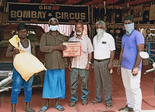 கொரோனா பாதிப்பில் உதவிய தன்னார்வலர்கள்