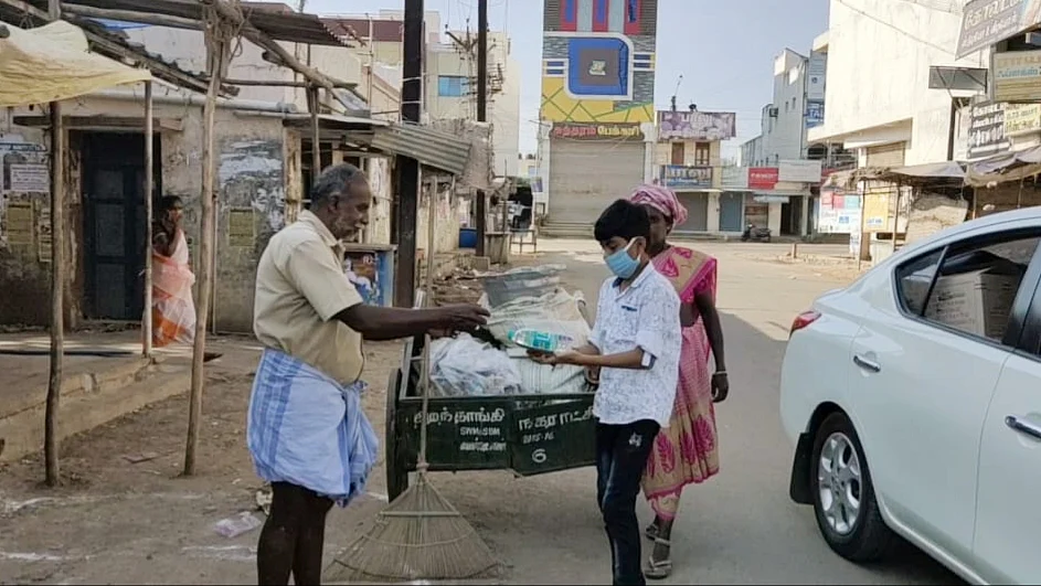 பிறந்தநாளில் பிஸ்கட் கொடுத்த சிறுவன்