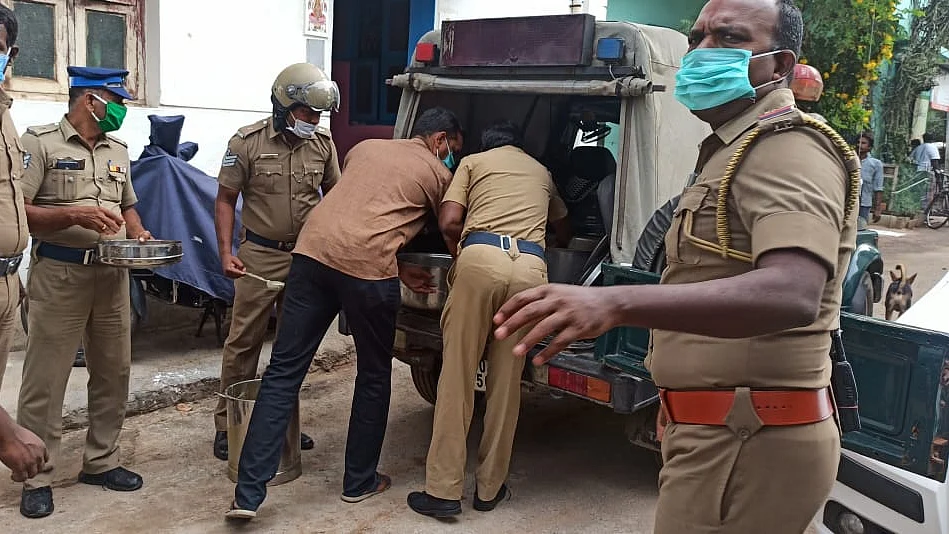 உணவு வழங்கும் இன்ஸ்பெக்டர் ராதாகிருஷ்ணன்