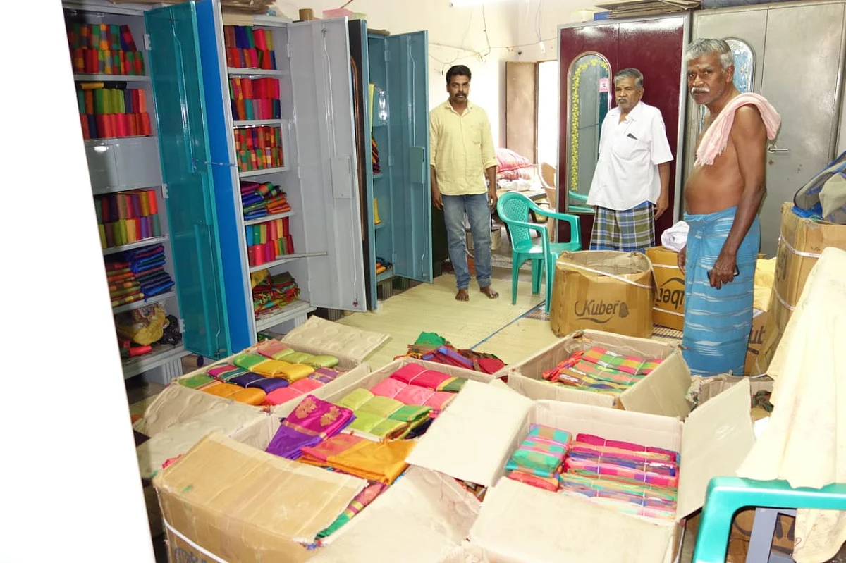 விசைத்தறியால் நெய்யப்பட்ட பட்டுப்புடவைகள்
