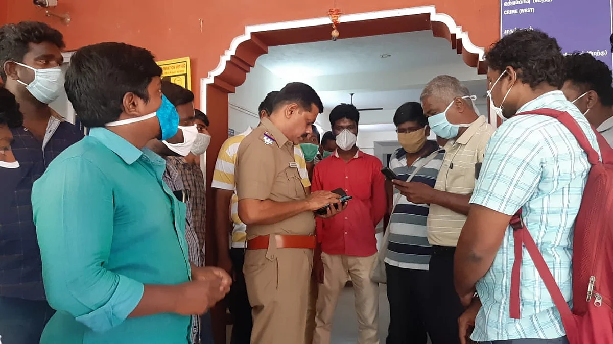 காவல்நிலையத்தில் பத்திரிகையாளர்கள்