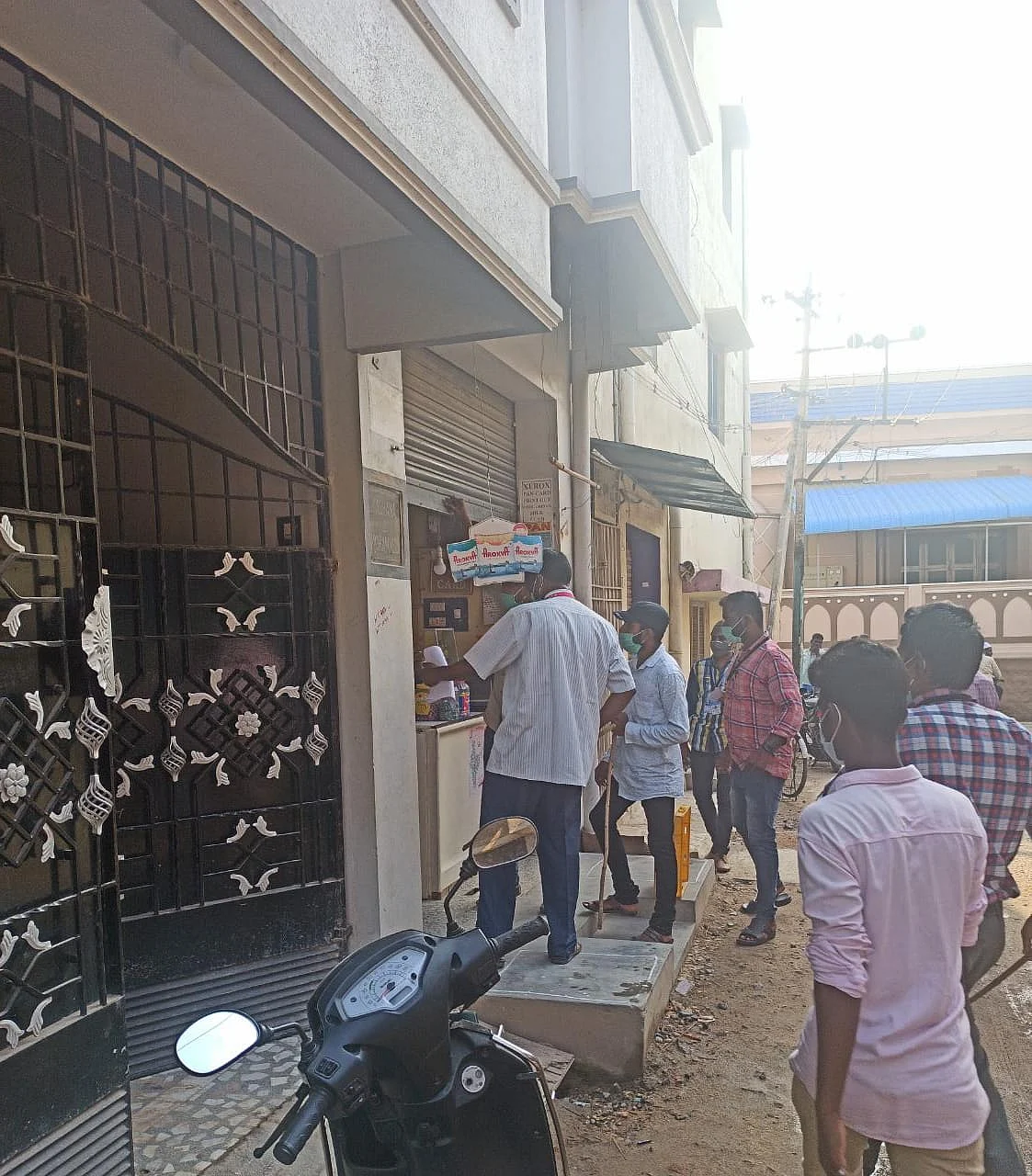 தன்னார்வலர்களுடன் தாசில்தார் முருகன்