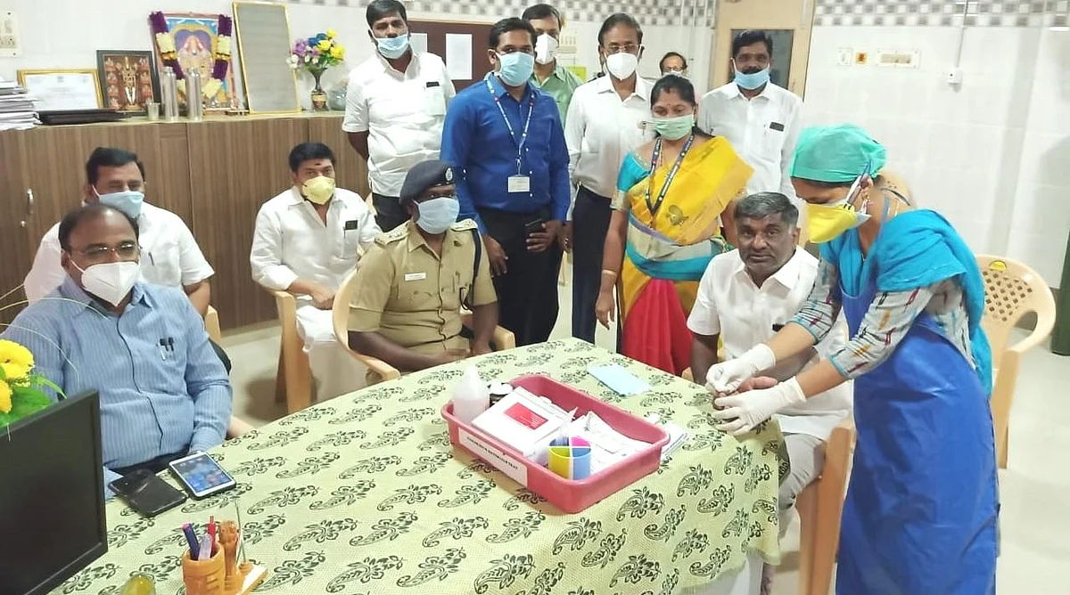 பரிசோதனை செய்துகொண்ட அமைச்சர் வீரமணி