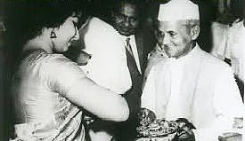 லால்பகதூர் சாஸ்திரியிடம் நகையை கழற்றித் தரும் ஜெயலலிதா